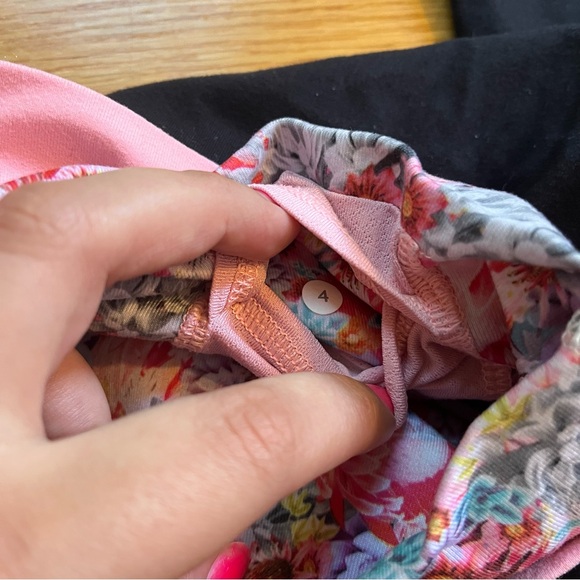 Lululemon black yoga pants with pink waistband size 4 - Picture 4 of 5